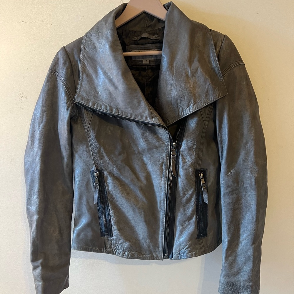 Fitted asymmetrical leather jacket